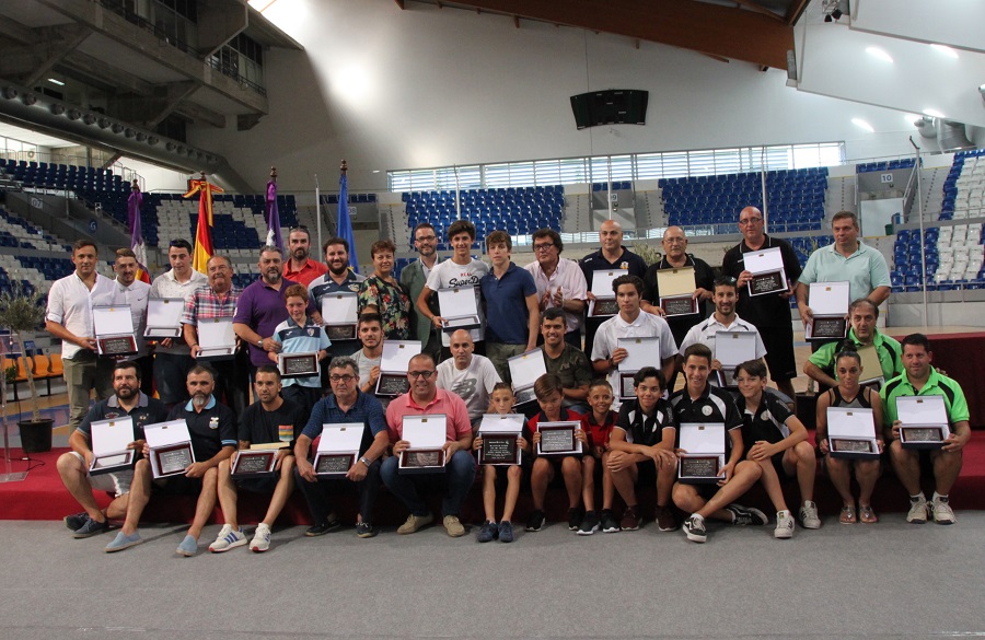 Foto de grupo de los representantes de los 21 clubes  galardonados con el Alcalde José Hila, la regidora de Esports Susanna Moll y el presidente de la Federación Miquel Bestard