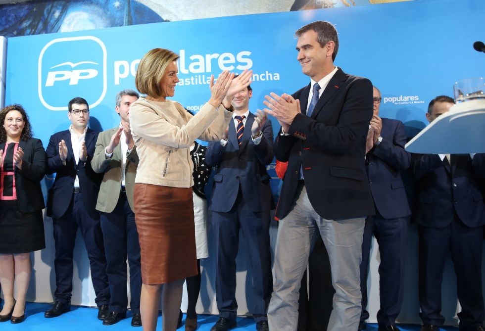 María Dolores de Cospedal, aplaude a Antonio Román, el alcalde del PP de Guadalajara