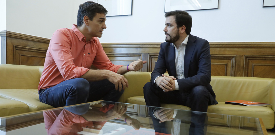 El secretario general del PSOE, Pedro Sánchez (i), durante la reunión que ha mantenido con el coordinador general de IU, Alberto Garzó.