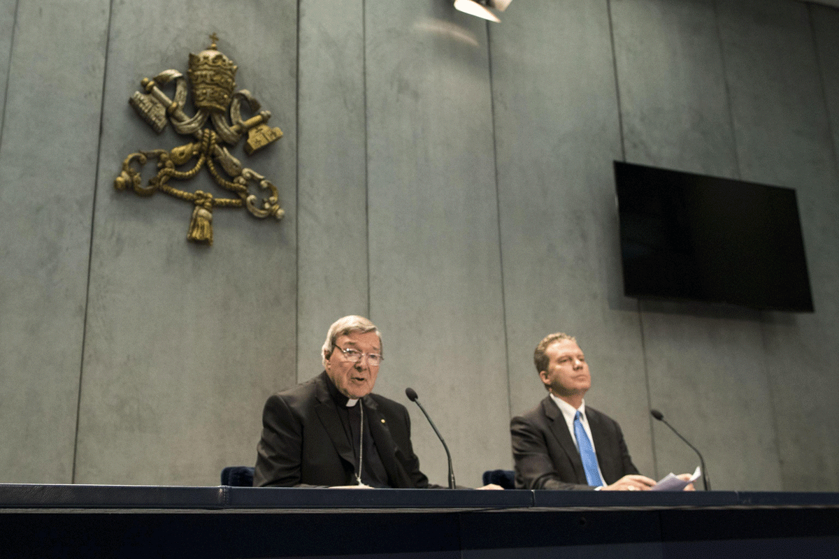 El cardenal australiano George Pell , ministro de Finanzas del Vaticano, y el portavoz vaticano, Greg Burke, durante la rueda de prensa celebrada en el Vaticano