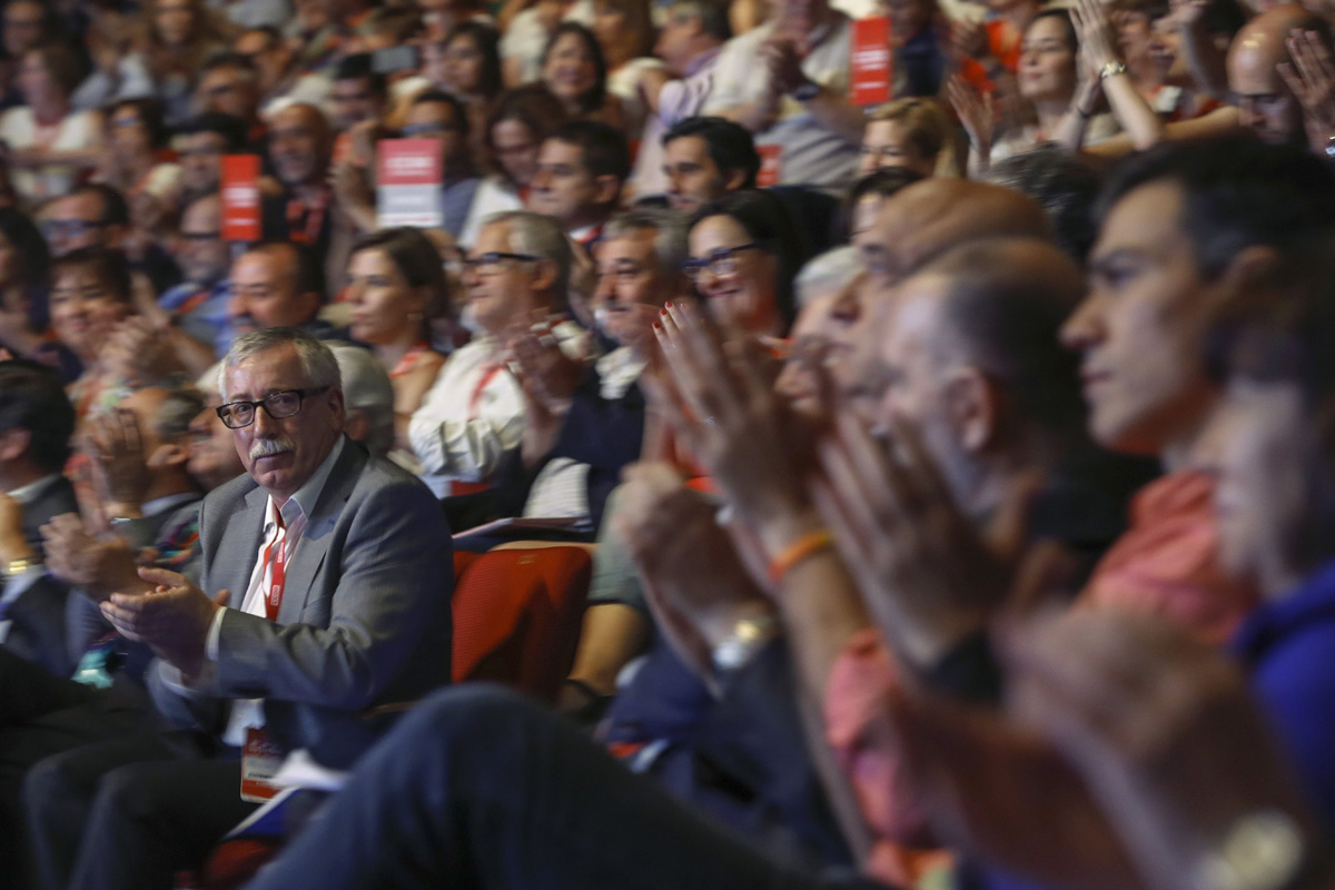 El secretario general de CCOO, Ignacio Fernández Toxo, aplaude durante la inauguración del XI Congreso Confederal de CCOO