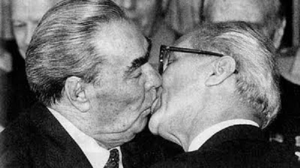 Leonidas Breznev y Erich Honecker se dan su histórico beso.