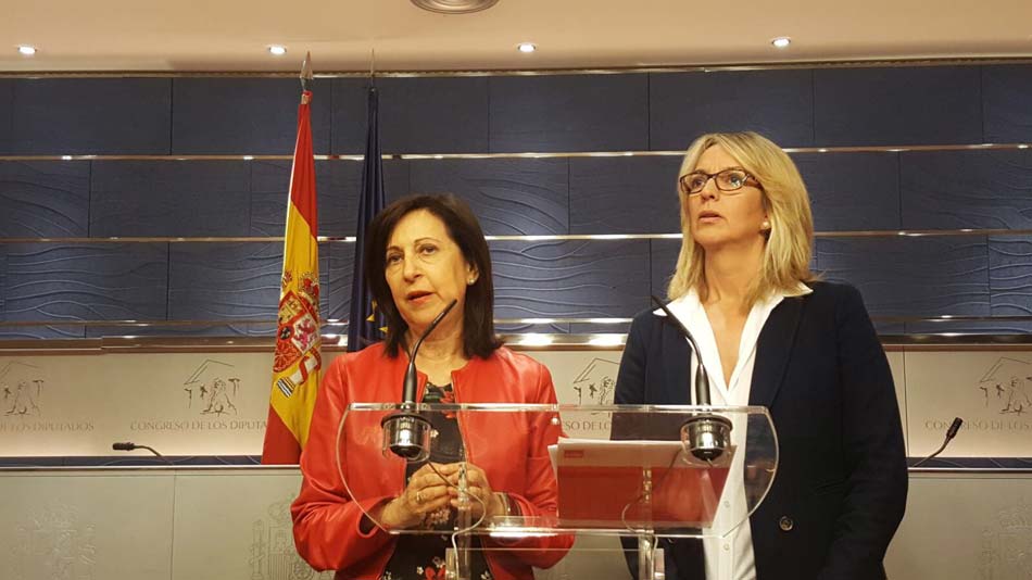 La portavoz del PSOE en el Congreso, Margarita Robles, y la portavoz socialista en la Comisión del Pacto de Toledo, Mercè Perea