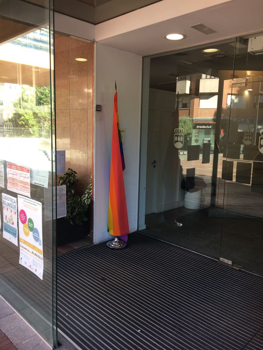 La bandera arcoíris, oculta en un hall del Ayuntamiento de Alcorcón 