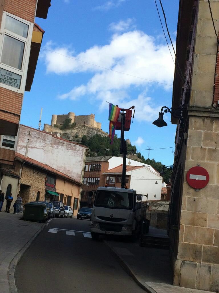 Una grúa retira la bandera del Orgullo en Aguilar de Campoo 