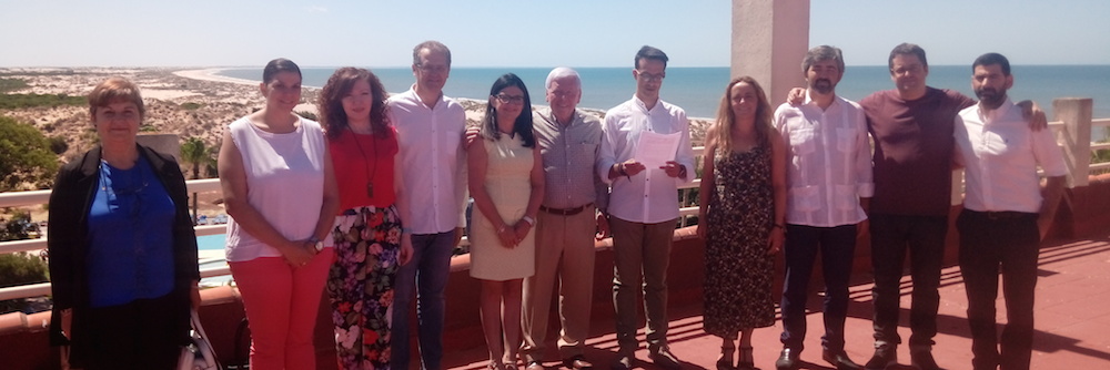 Foto de familia de los alcaldes de la Ruta de Blas Infante, reunidos en el Hotel Gran Coto, de Matalascañas.