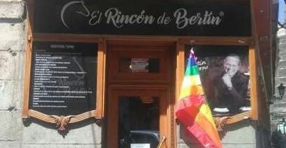 El Rincón de Bertín, en el centro de Madrid, con la bandera arcoíris