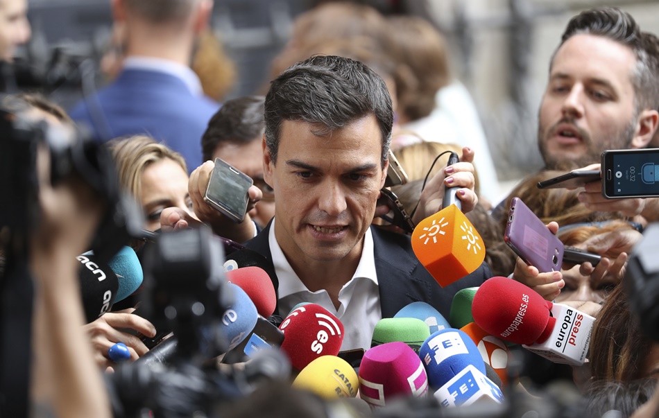 El líder socialista, Pedro Sánchez, atendiendo a los medios de comunicación. 