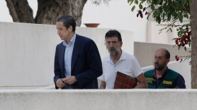 Eduardo Zaplana, a su llegada a su chalé de Benidorm (Alicante) acompañado por agentes de la UCO de la Guardia Civil. EFE/Archivo