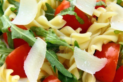 Ensalada de pasta y rúcula y carbonadas