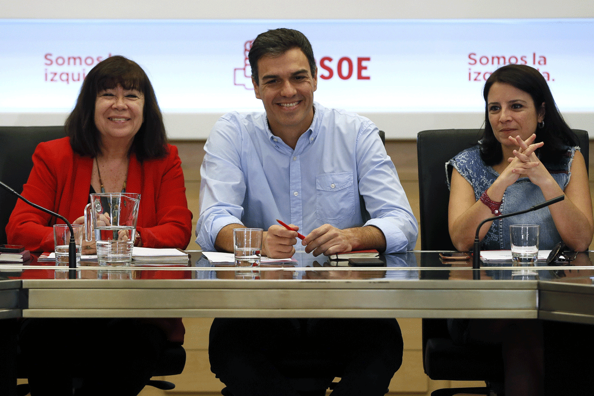 El secretario general del PSOE, Pedro Sánchez, junto a la presidenta del partido, Cristina Narbona, y la vicesecretaria general, Adriana Lastra, durante la reunión de la comisión permanente de la Ejecutiva del PSOE. 