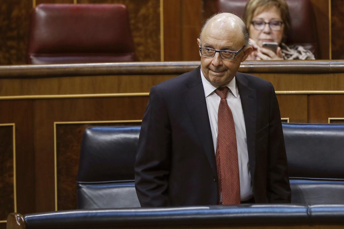 El ministro de Hacienda, Cristóbal Montoro, durante una sesión plenaria en el Congreso