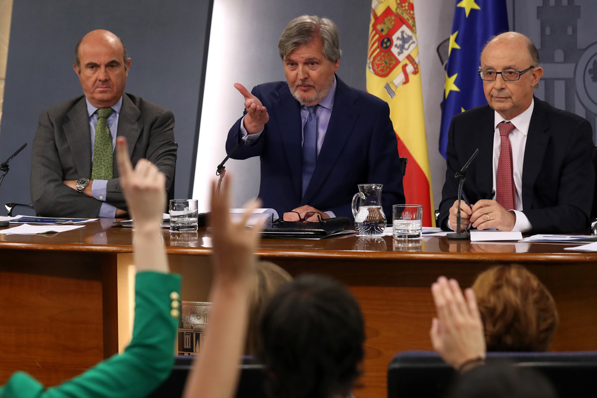 El ministro de Economía, Luis de Guindos (i), el ministro portavoz y de Educación, Iñigo Méndez de Vigo (c), y el ministro de Hacienda y Administraciones Públicas, Cristóbal Montoro (d), durante la rueda de prensa fuente EFE