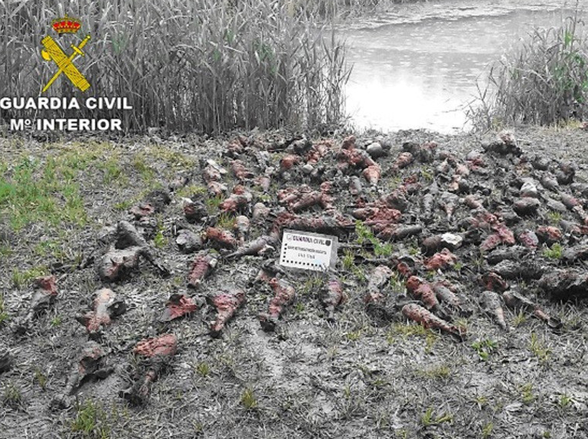 Fotografías facilitadas por la Guardia Civil del mayor arsenal de explosivos de la Guerra Civil hallado en Aragón y uno de los mayores de España. 