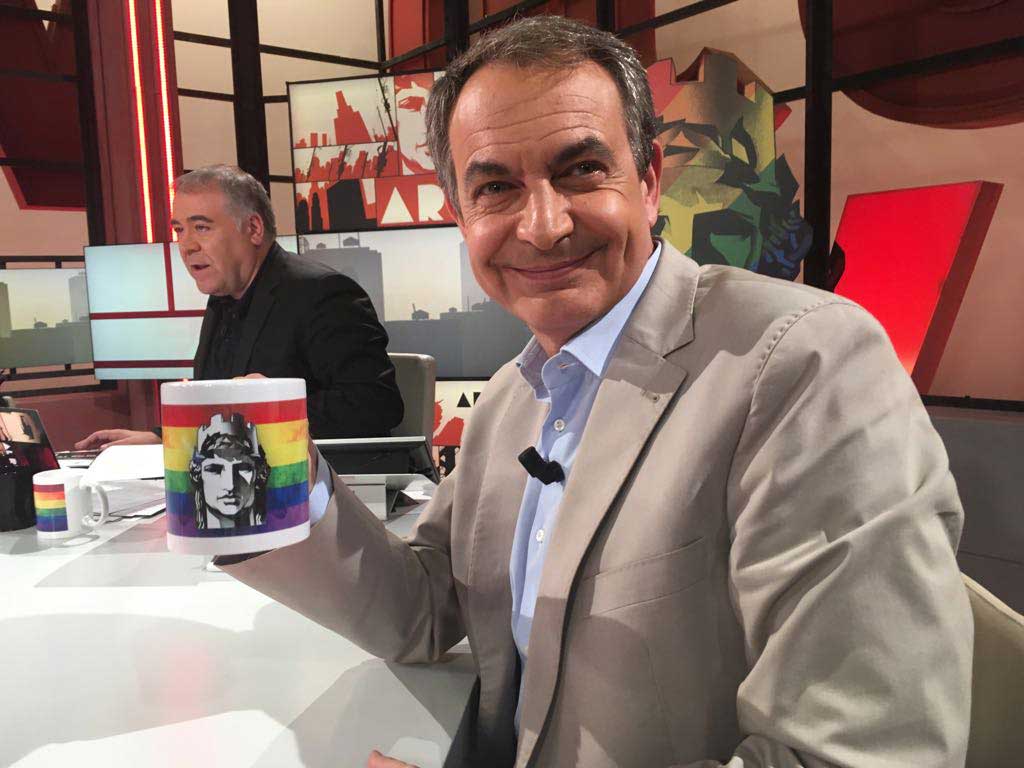 El expresidente José Luis Rodriguez Zapatero con la taza de 'Al Rjo Vivo' junto a Ferreras,