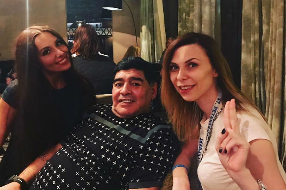 El exfutbolista Diego Armando Maradona junto a la periodista Ekaterina Nadolskaya (izquierda)
