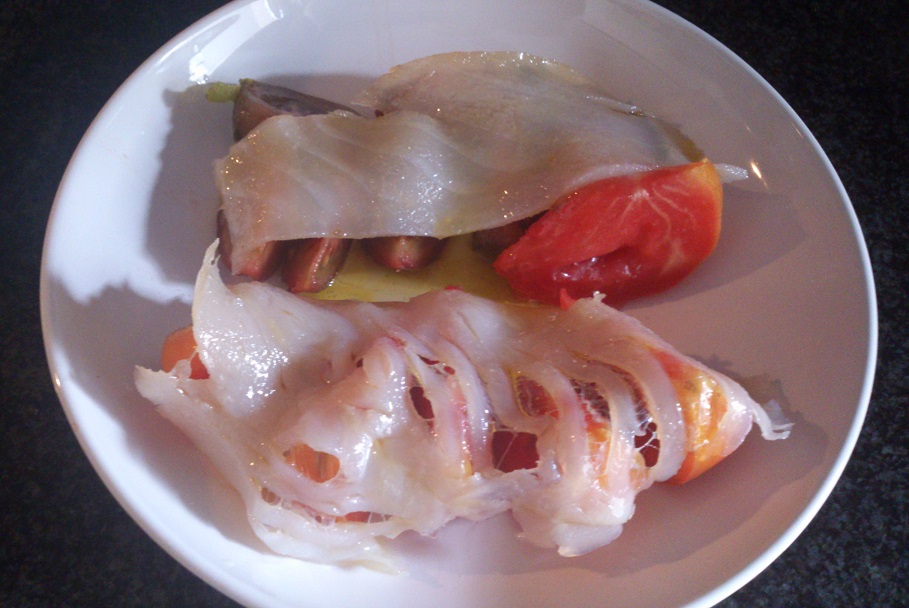 Ensalada de tomate y bacalao en aceite y bogavante con patatas