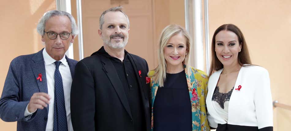 La presidenta de la Comunidad de Madrid, Cristina Cifuentes (2d), con el cantante y director de la Gala, Miguel Bosé (2i), la artista y madrina del evento, Mónica Naranjo (d), y el doctor Bonaventura Clotet (i).