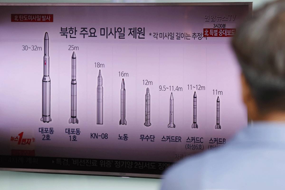 Varias personas escuchan atentamente una información sobre que el régimen de Corea del Norte ha probado con éxito un misil balístico internacional (ICBM) en Seúl, este martes, 4 de julio.