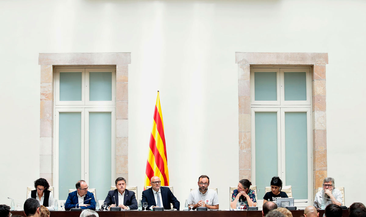 Los diputados de Junt pel Sí y la CUP durante el acto que han celebrado esta mañana en el Auditorio del Parlament de Cataluña