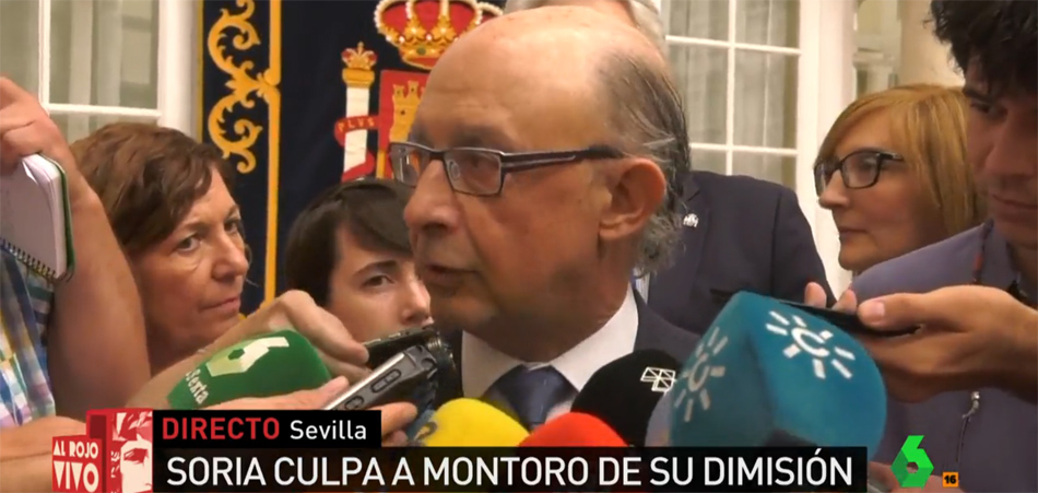 El ministro de Hacienda, Cristóbal Montoro, habla con los medios