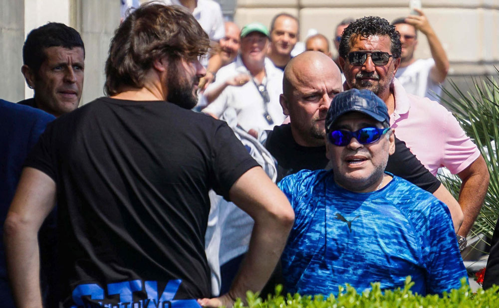 El exfutbolista argentino Diego Maradona, a su llegada a Nápoles, donde recibirá la ciudadanía honorífica.