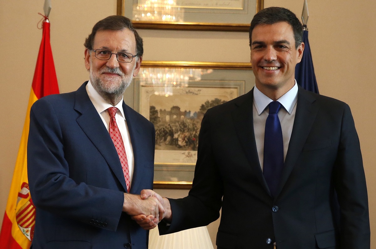 El presidente del Gobierno, Mariano Rajoy, y el líder del PSOE, Pedro Sánchez