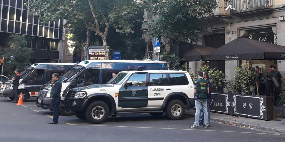 Imagen facilitada por la Guardia Civil del registro realizado hoy por la Unidad Central Operativa (UCO) en un inmueble de la calle Mallorca, en Barcelona