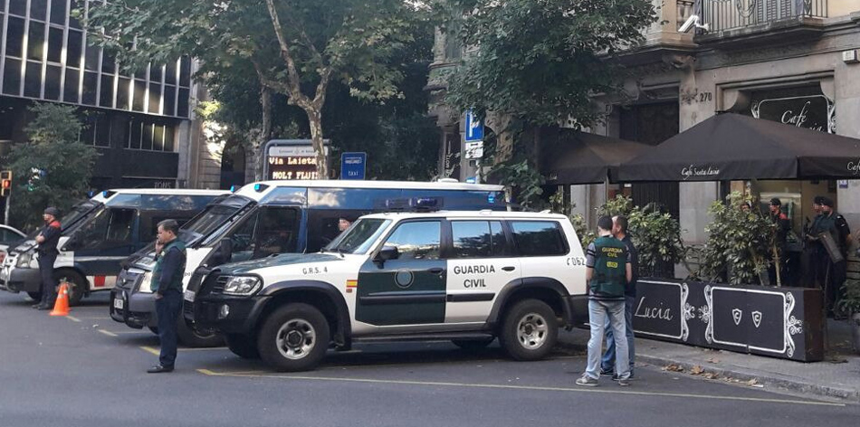 Imagen facilitada por la Guardia Civil del registro realizado hoy por la Unidad Central Operativa (UCO) en un inmueble de la calle Mallorca, en Barcelona Imagen facilitada por la Guardia Civil del registro realizado hoy por la Unidad Central Operativa (UCO) en un inmueble de la calle Mallorca, en Barcelona