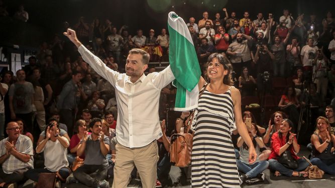 El coordinador de IULV-CA, Antonio Maíllo, y la líder de Podemos, Teresa Rodríguez, en un acto electoral.