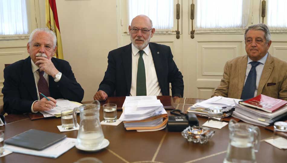 El fiscal general del Estado, José Manuel Maza (c), junto al teniente fiscal del Tribunal Supremo (TS), Luis Navajas (i), y el fiscal jefe de la Inspección Fiscal, Fausto Cartagena (d).