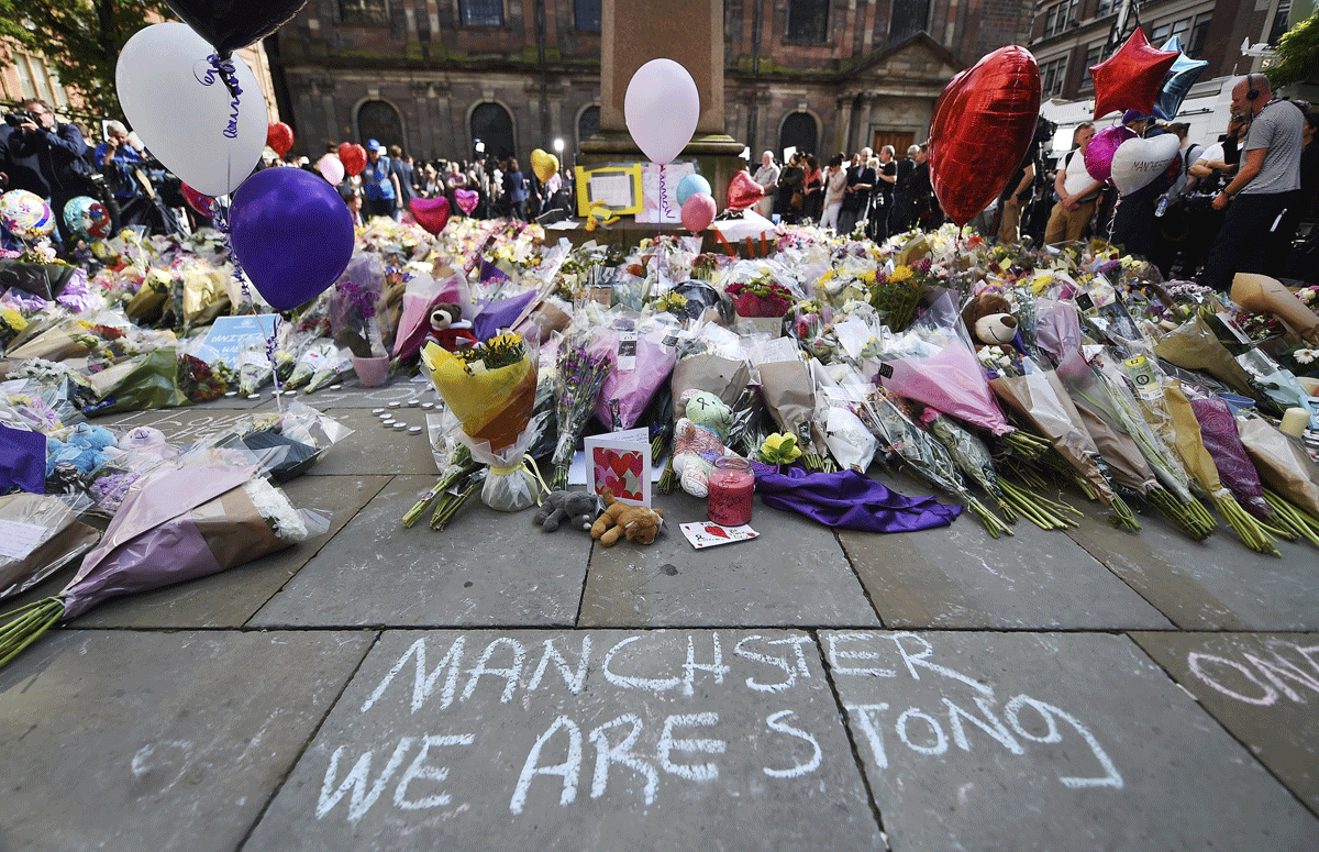 Vista de flores y mensajes dejados por los ciudadanos en memoria de las víctimas del Manchester Arena, en el centro de Manchester (Reino Unido). 