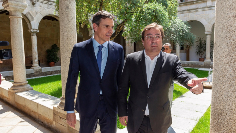 El secretario general del PSOE, Pedro Sánchez (i), y el presidente de la Junta de Extremadura, Guillermo Fernández Vara