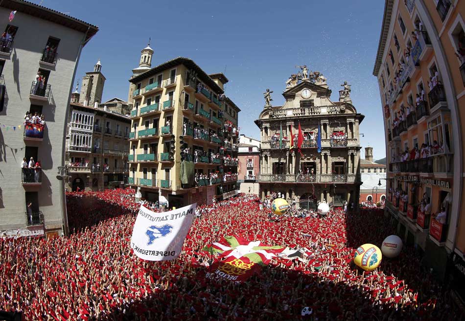 Miles de personas festejan con sus pañuelos alzados el inicio de las fiestas de San Fermín en 2017. 