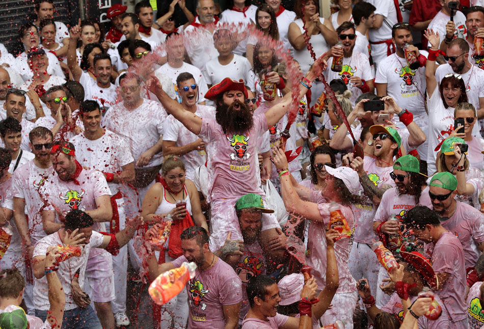 Ambiente en la plaza del Ayuntamiento de Pamplona con el chupinazo de San Fermín 2017. EFE