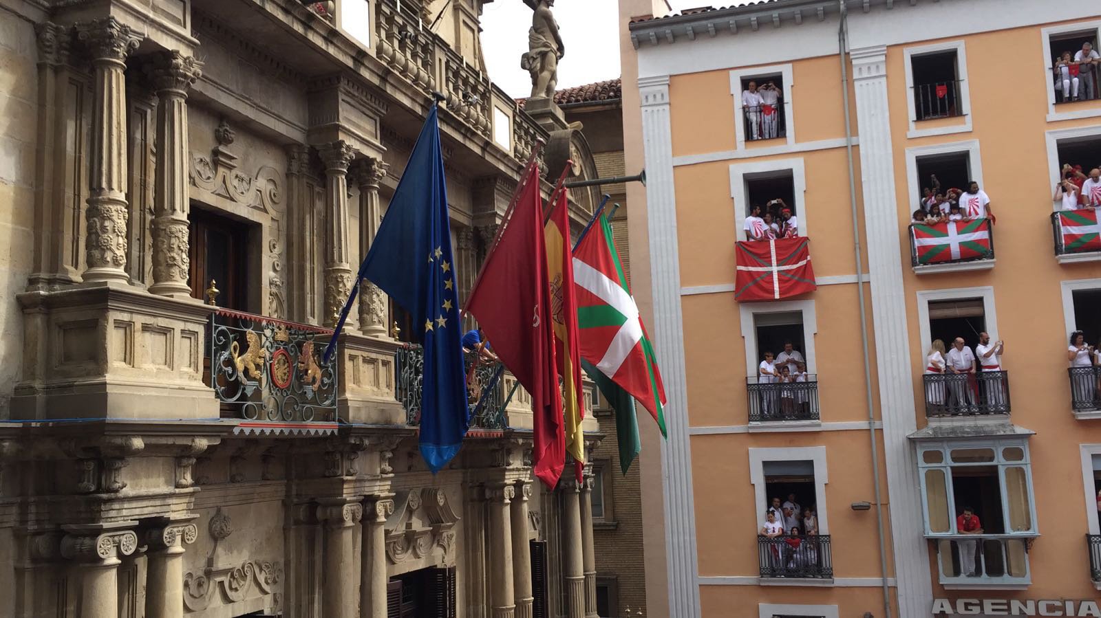 La ikurriña en el balcón del Ayuntamiento de Pamplona