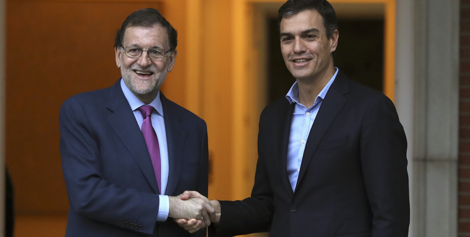 El presidente del Gobierno, Mariano Rajoy (i), y el secretario general del PSOE, Pedro Sánchez (d), se han reunido hoy en el Palacio de la Moncloa. EFE