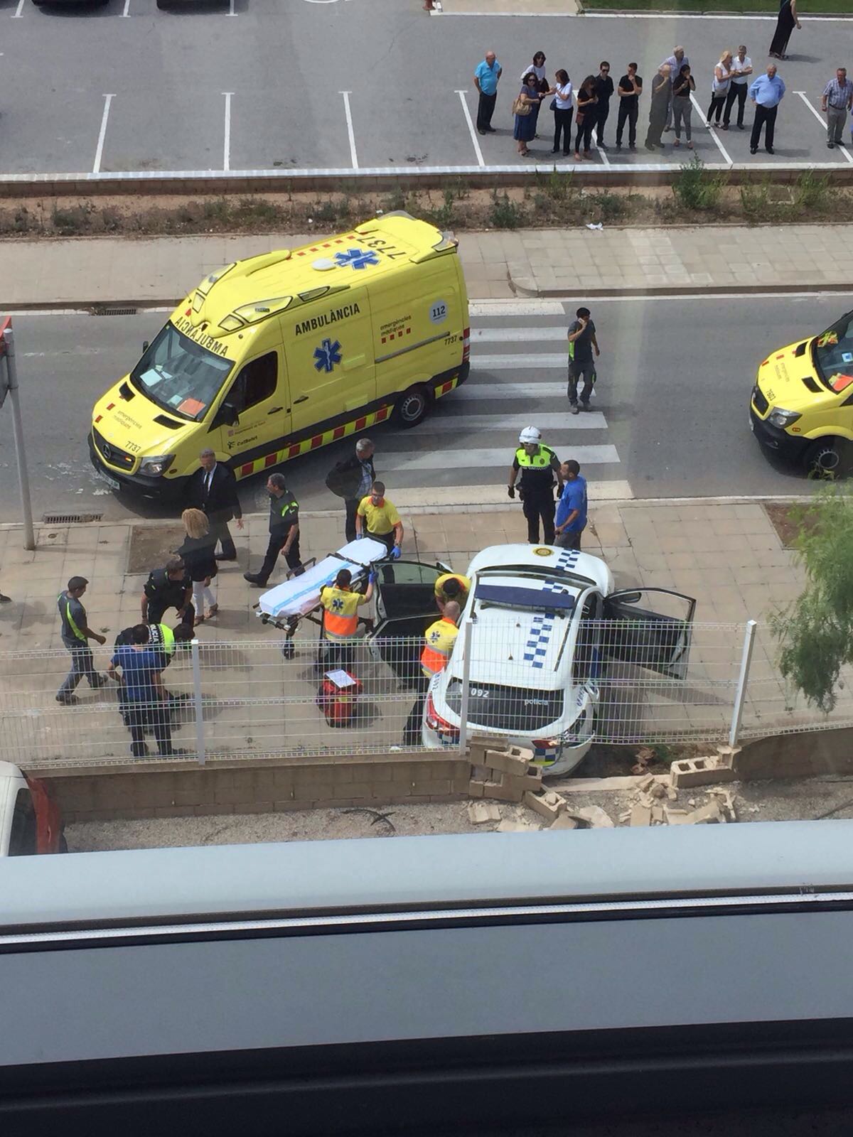 Las ambulancias atienden a los heridos en los aledaños del tanatorio de Gavà