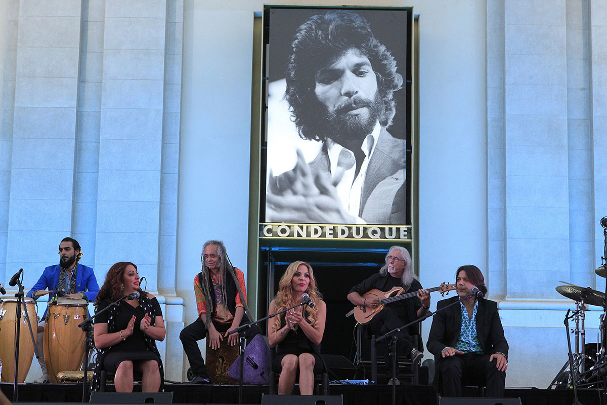 Músicos colaboradores y familiares de Camarón de la Isla, durante el concierto homenaje "Camarón mas allá de la leyenda" en el teatro Conde Duque de Madrid. EFE