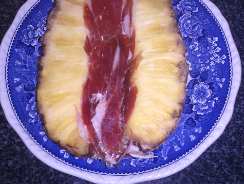 Piña rellena de jamón y arroz con boquerones