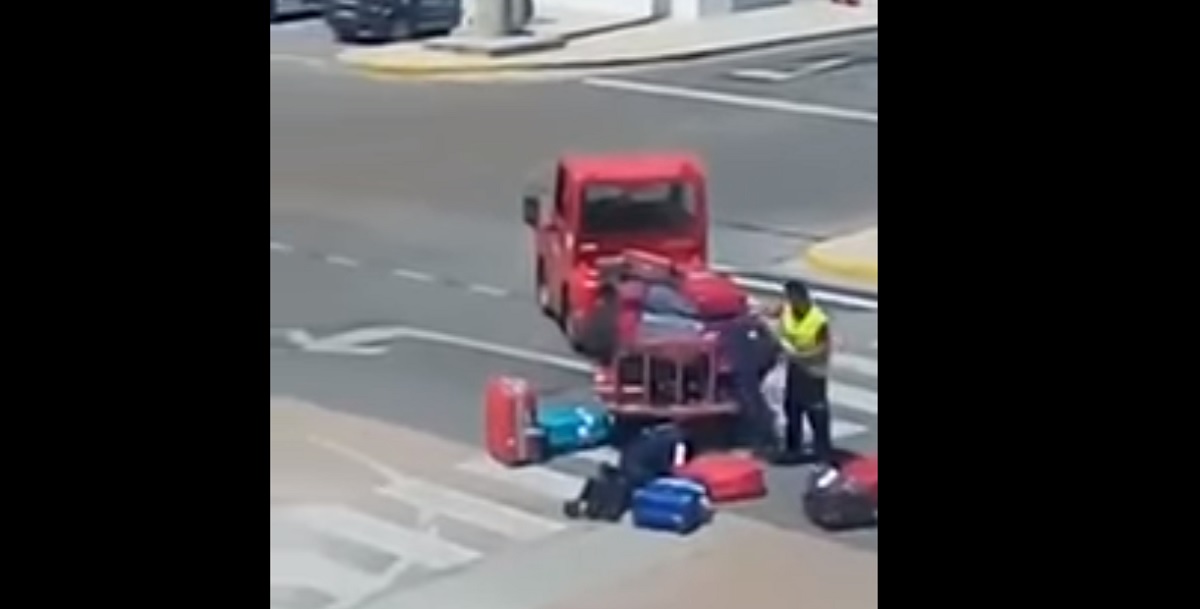 El operario de Iberia lanzando las maletas en el aeropuerto de Ibiza