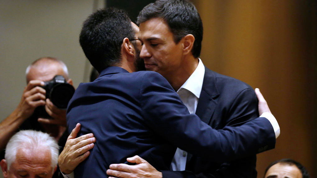 Abrazo entre Antonio Hernando y Pedro Sánchez en el regreso del secretario general al Congreso tras las primarias socialistas