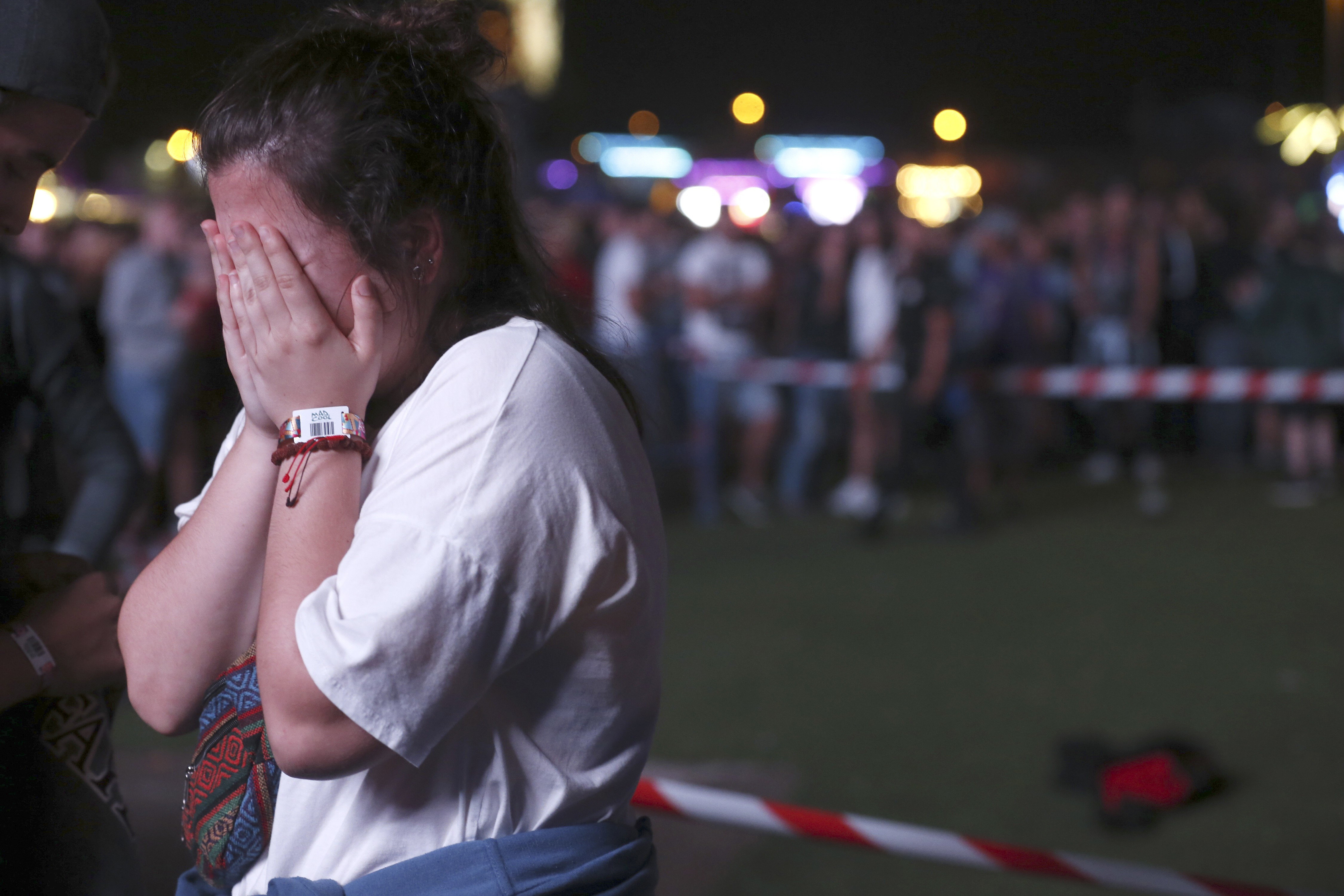 Una chica se lamenta del accidente sufrido. EFE