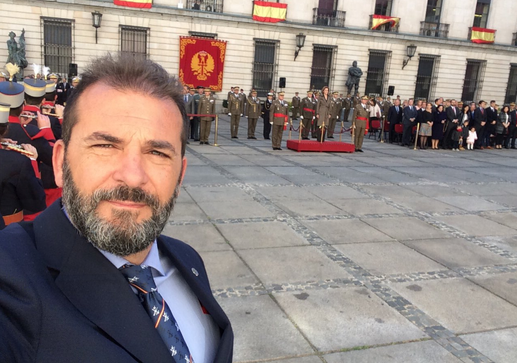 Miguel Temprano, presente en un acto del ejército. 