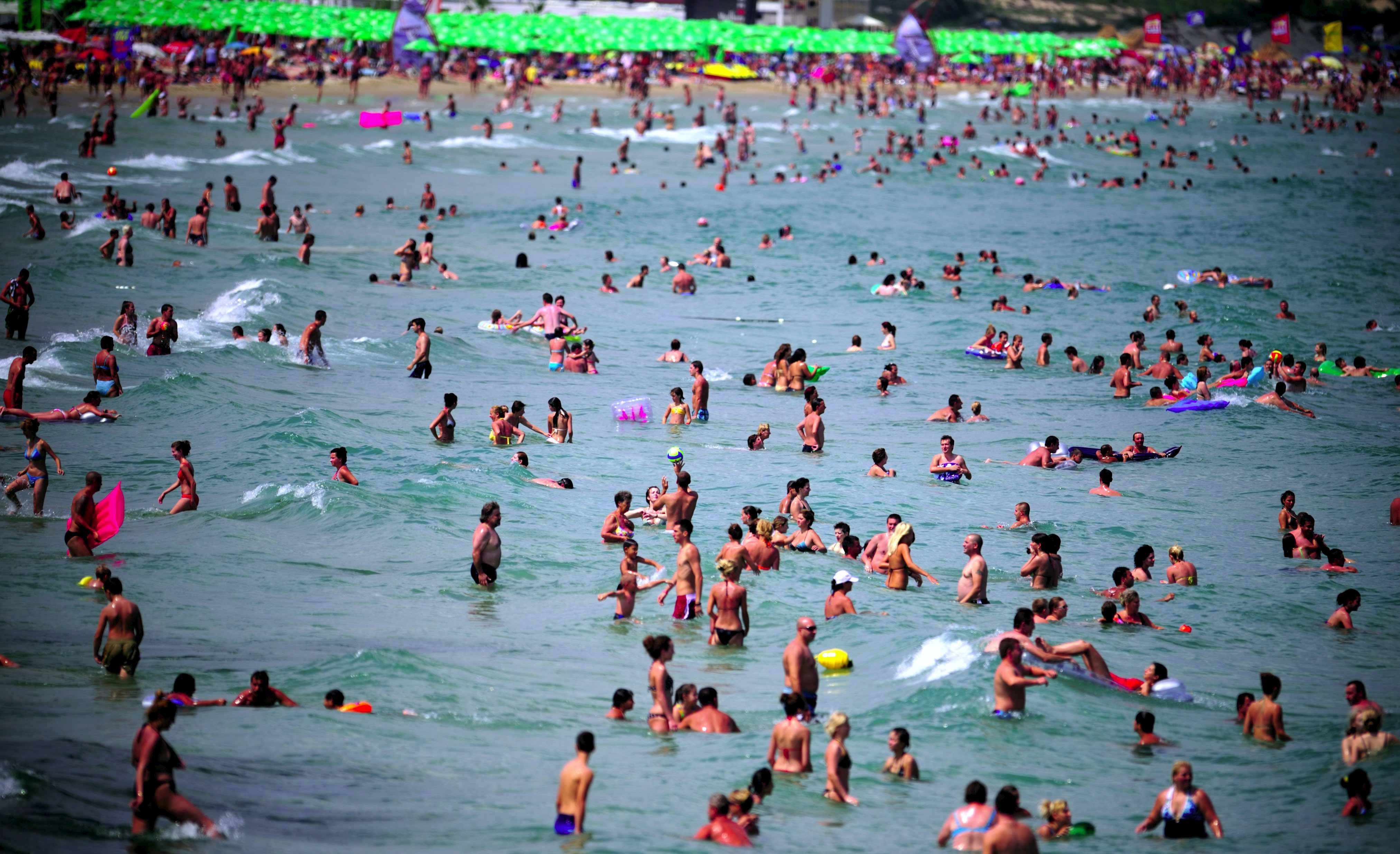 Cientos de turistas se bañan en el mar durante estas vacaciones. EFE