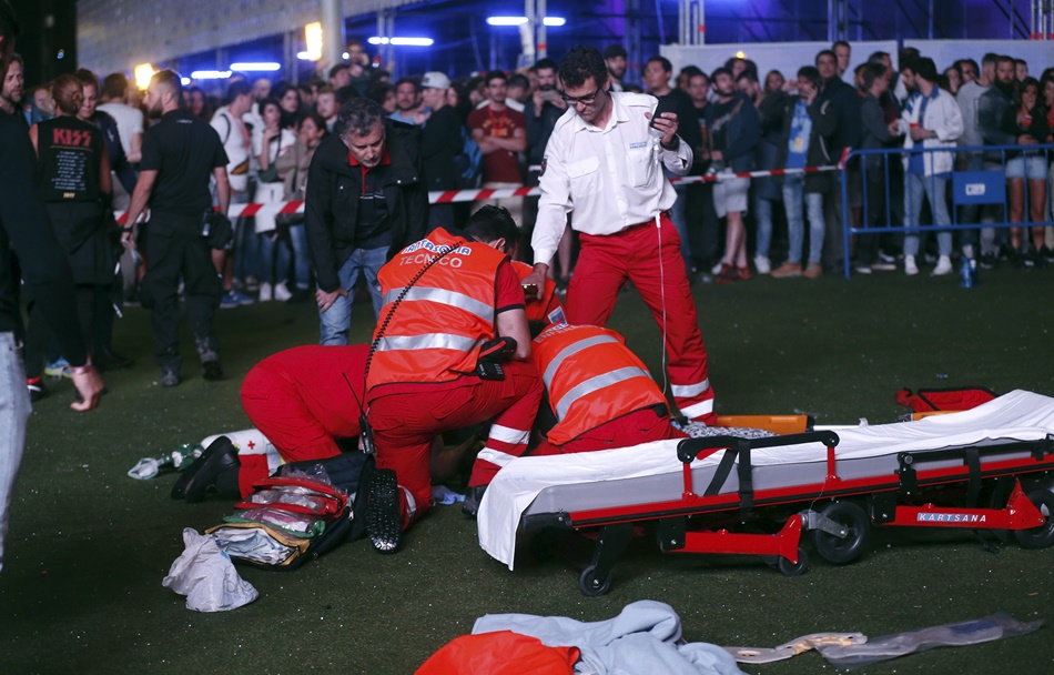 El equipo médico trató de reanimar al joven acróbata durante diez largos minutos. 