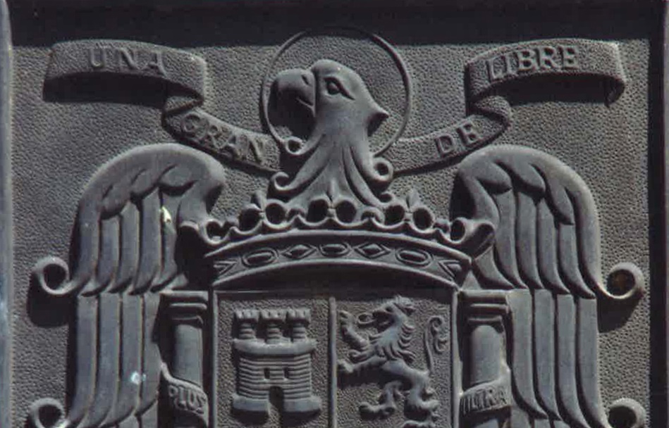  Escudo de España del Puente de Santiago de Zaragoza, en el que puede verse la leyenda "Una, grande y libre", el Águila de San Juan, el yugo y las fechas.