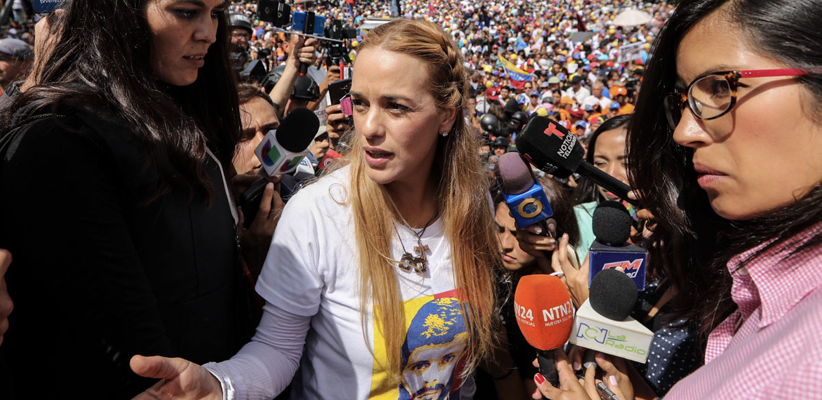 La esposa de Leopoldo López, Lilian Tintori, habla durante una marcha de opositores venezolanos este domingo 9 de julio de 2017, en Caracas (Venezuela). 