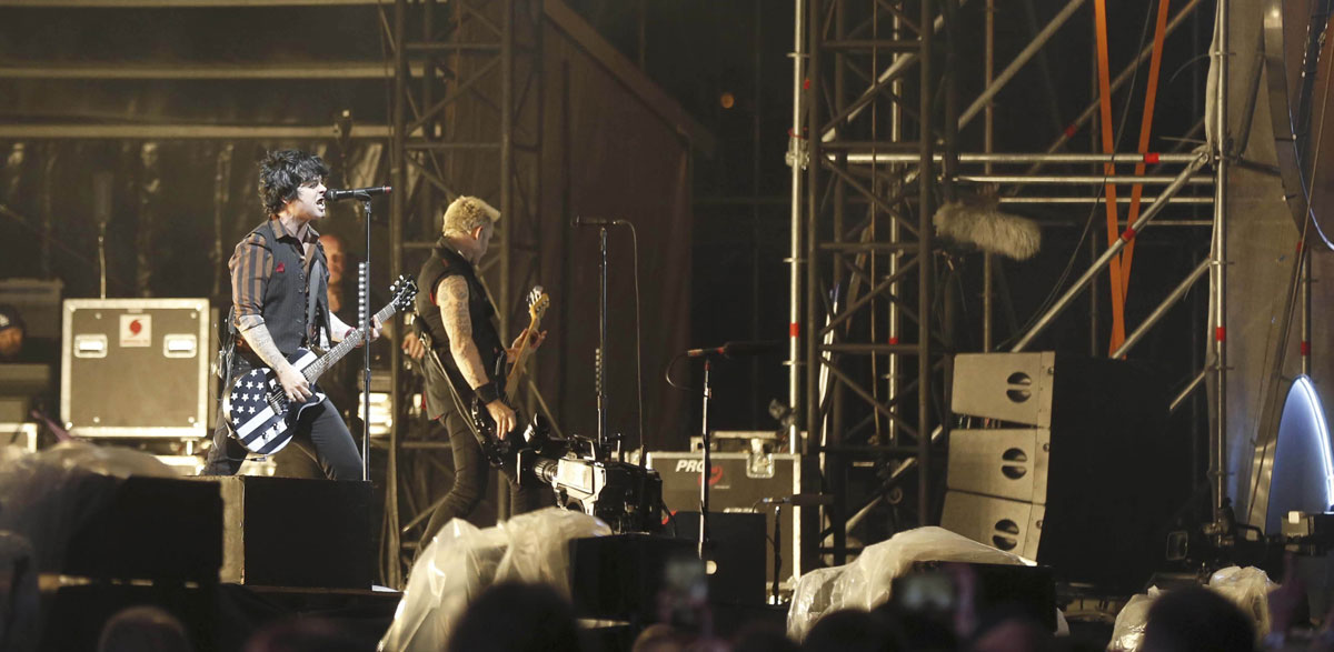 El cantante y guitarrista de la banda estadounidense Green Day, Billie Joe Armstrong (i), durante su actuación el pasado viernes en el Festival Mad Cool de Madrid. 