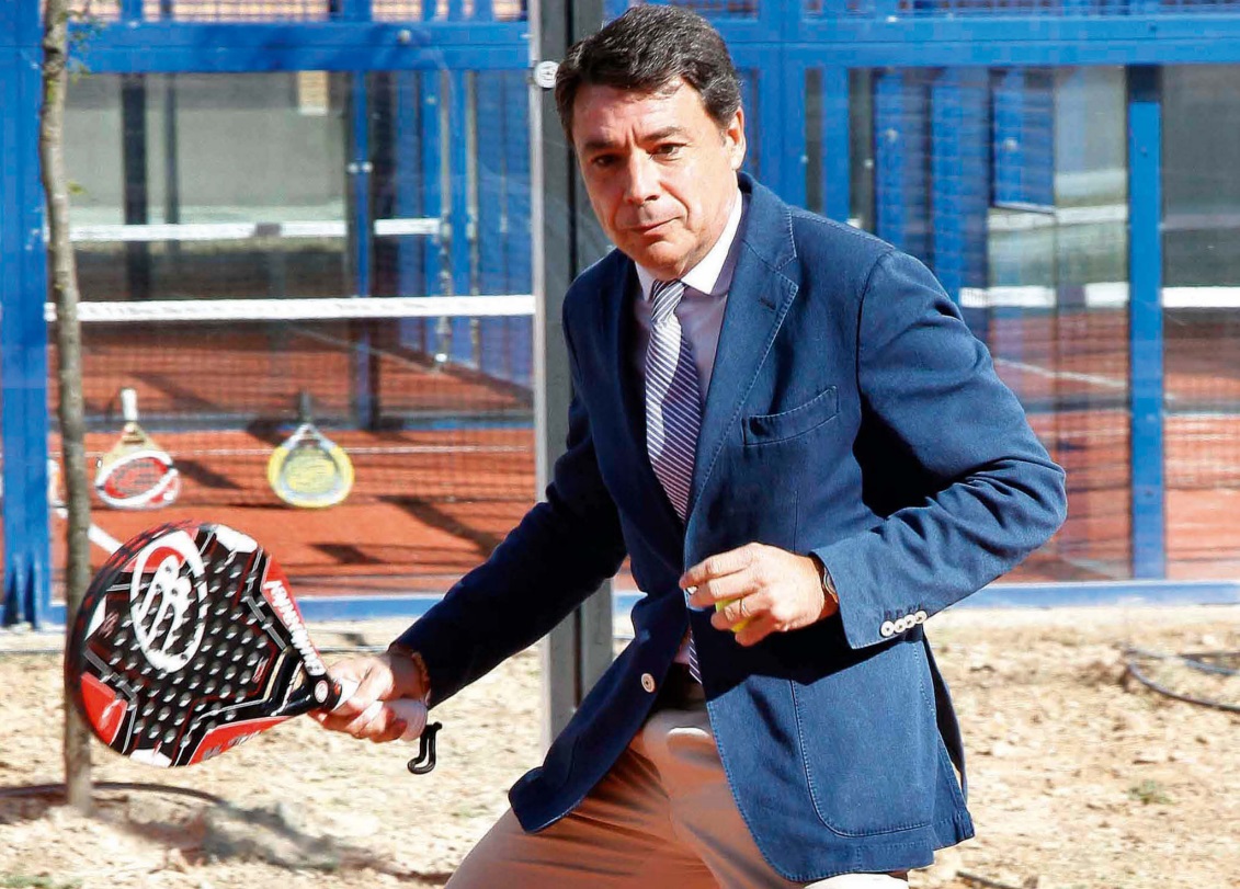 Ignacio González jugando al padel fuente Comunidad de Madrid